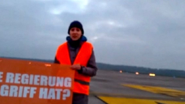 Des écologistes bloquent une piste dans un aéroport de Berlin