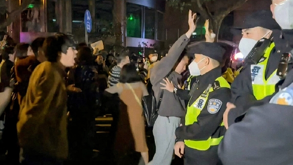 Des manifestations contre les restrictions anti-covid éclatent dans plusieurs villes de Chine