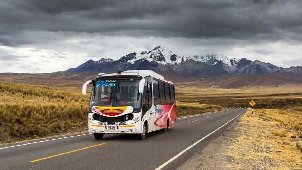 Des criminels retiennent un bus au Pérou pendant des heures et agressent des passagers