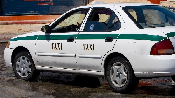 Les États-Unis émettent une alerte après que les chauffeurs de taxi de Cancún ont bloqué les routes et attaqué les chauffeurs Uber 