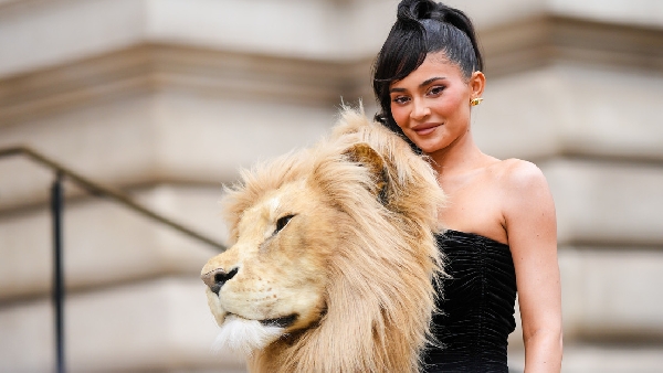 Kylie Jenner fait sensation après avoir porté une tête de lion à la Fashion Week de Paris