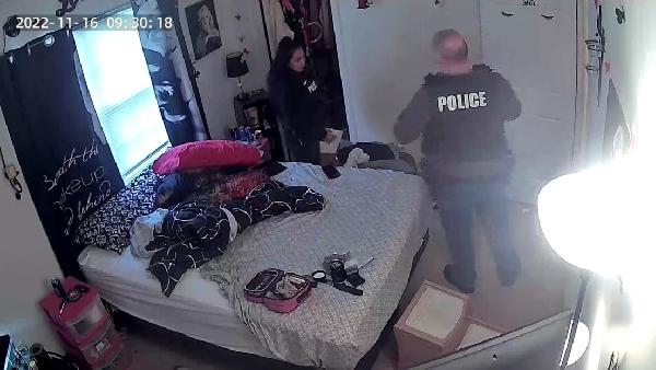 VIDÉO : Une femme allègue que des agents de probation lui ont volé 6 000 $ dans son placard