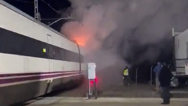Au moins 5 blessés et plus de 100 personnes évacuées après un incendie dans un train en Espagne 