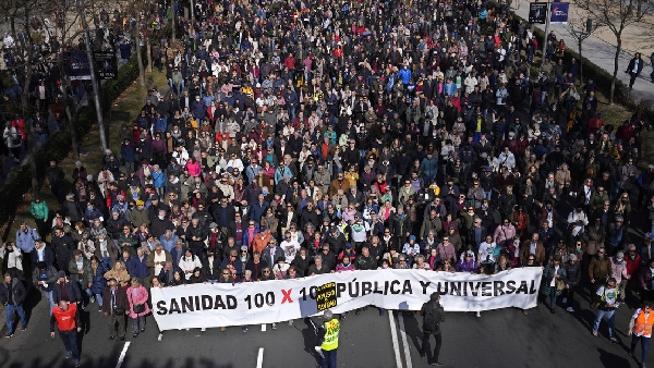 Des centaines de milliers de personnes descendent dans les rues de Madrid pour défendre la santé publique