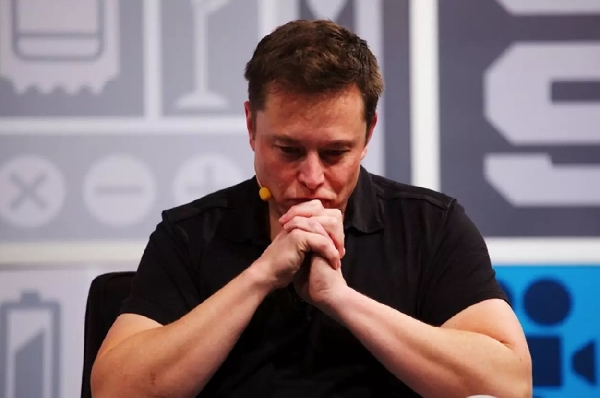 Elon Musk rejoint les personnes intéressées par l