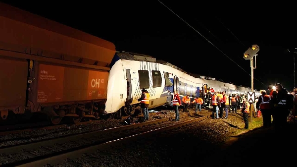 En Grèce, un accident impliquant deux trains a causé la mort de 32 personnes et fait 85 blessés.