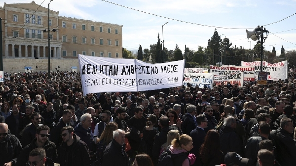 Des milliers de personnes manifestent à Athènes contre la collision mortelle de deux trains