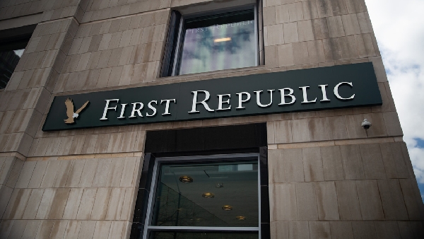 Les actions de la First Republic Bank chutent de 50% malgré les efforts américains pour la sauver