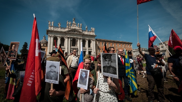 Berlin autorise partiellement les drapeaux russes le jour de la Victoire