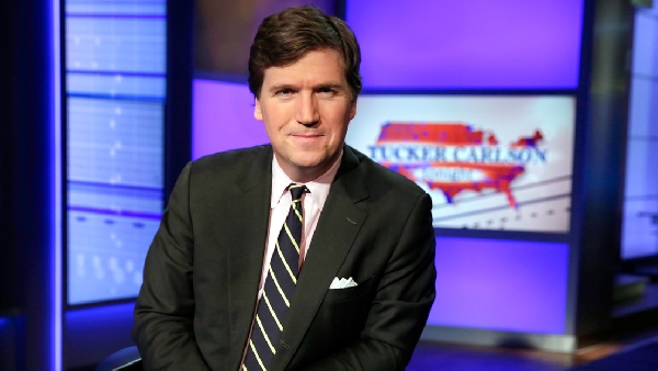 Tucker Carlson accuse Fox News de fraude et rupture de contrat