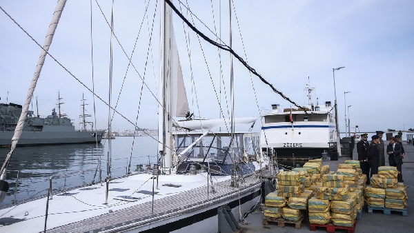 La police espagnole intercepte un bateau de pêche brésilien avec plus de 1 500 kilos de cocaïne près des îles Canaries