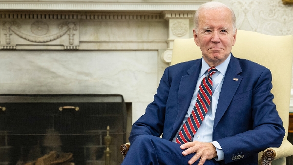 Joe Biden sourit en ignorant les questions des journalistes