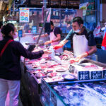 Un client achète du poisson frais sur un marché de Hong Kong, en Chine. Marc Fernandes / Gettyimages.ru