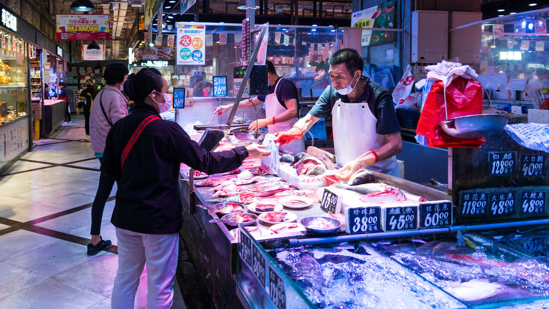 Un client achète du poisson frais sur un marché de Hong Kong, en Chine. Marc Fernandes / Gettyimages.ru