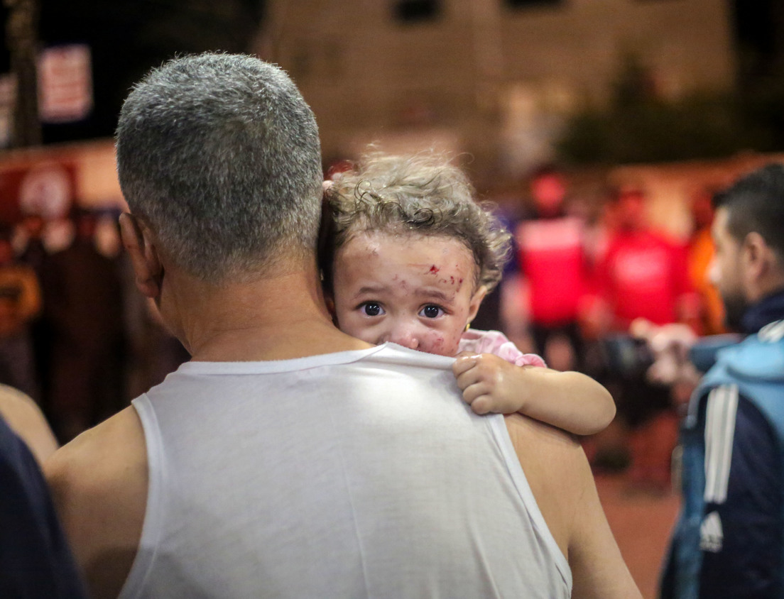 Des Palestiniens blessés lors des frappes aériennes israéliennes arrivent à Khan Younis, dans la bande de Gaza, le 17 octobre 2023. Ahmad Hasaballah / Gettyimages.ru