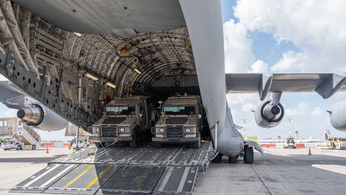 Un avion militaire transportant des SUV blindés américains dans un aéroport de Tel Aviv, Israël, le 19 octobre 2023. Bureau de presse du gouvernement israélien / Polycopié / Anadolu / Gettyimages.ru