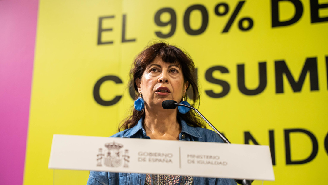 La ministre espagnole de l'Égalité, Ana Redondo, présente une campagne institutionnelle pour une éducation sexuelle positive au ministère de l'Égalité à Madrid, le 7 octobre 2024.