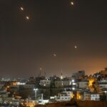 Plusieurs missiles lancés depuis l'Iran vus dans le ciel de Jérusalem, le 1er octobre 2024.