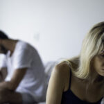 PhotoAlto / Frédéric Cirou / Gettyimages L'Impact des Médicaments sur la Dysfonction Érectile : Une Réalité Complexe